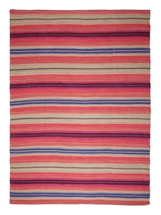 Разноцветные ковры в интерьере
